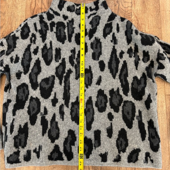 Catherine Malandrino Cashmere Animal Print Gray & Black Mock Neck Sweater size L - Picture 6 of 9